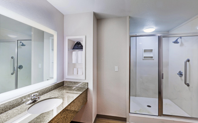 Holiday Inn Express & Suites Tulsa S Broken Arrow Hwy 51 by IHG