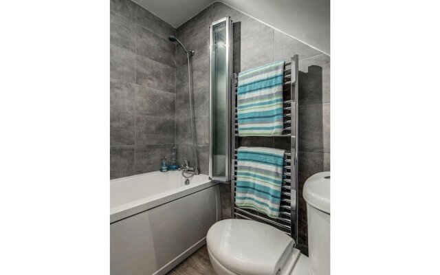 Fantastically Modern, Clean 1 Bedroom Flat for 4