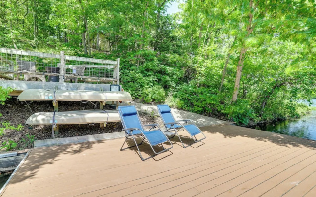 The Bella Vista Lakeside Treehouse: Dock & Kayaks!