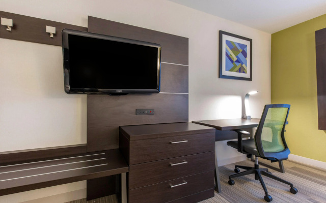 Holiday Inn Express & Suites Chicago West - St Charles