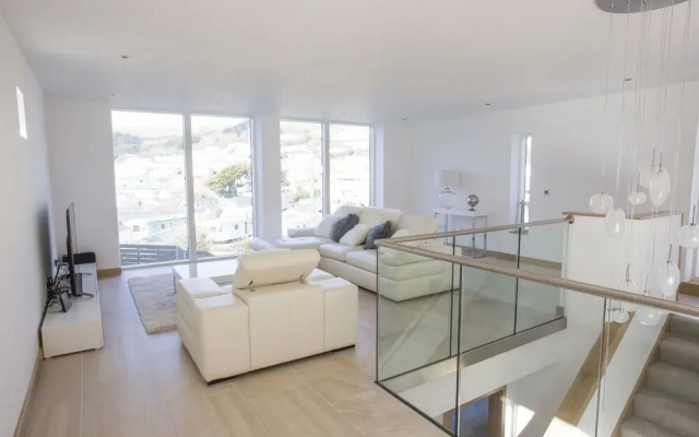 4 bed beach house with hot tub
