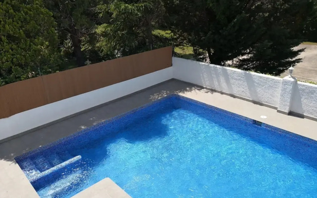 Villa con gran piscina en zona residencial