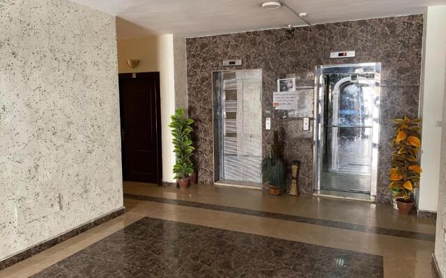 Studio next to Queen Rania St, well served area