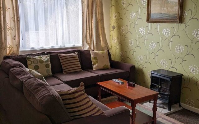 Cosy Cornish Chalet Near Coast