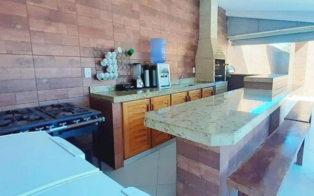 Casa Paraná com 8 quartos acomoda até 40 pessoas