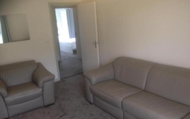 The Beeches 2 - Serviced Duplex Apartment