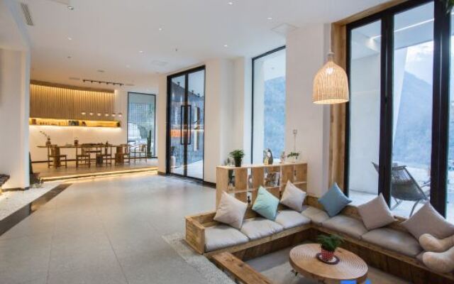 Hailuogou Luanxi Hidden Mountain Snow Mountain Scenic Hot Spring Resort Hote