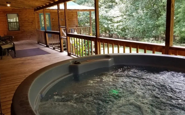 Wild Blue Yonder Cabin With Extra Studio Room, Hot Tub, Fire Pit in the Back Yard by Redawning