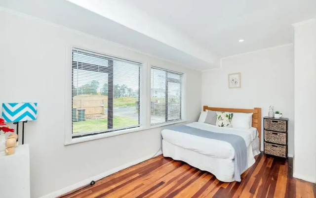 Kiwi Holiday Home near Airport