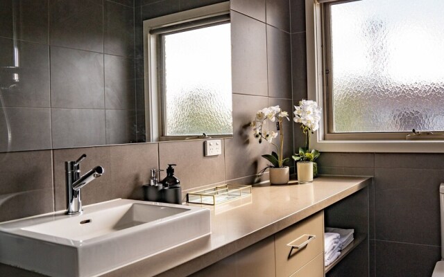 AUJOY 4 Bed  Townhouse Glen Waverley
