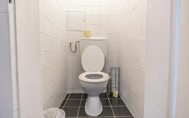 Cozy 3BR Apt with Garden Sleeps 10