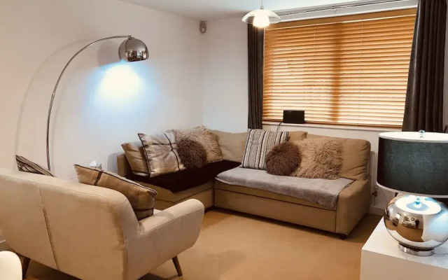 2 Bedroom Luxe Dockland Apartment with Parking