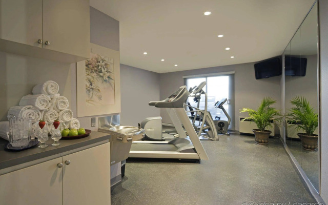 Travelodge by Wyndham Oshawa Whitby