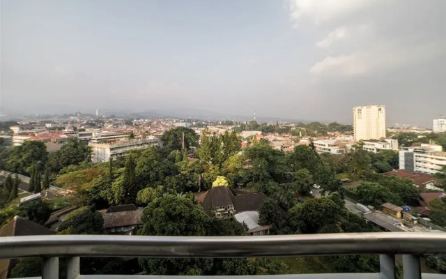 Mountain View Studio @ Dago Suites Apartment with Balcony