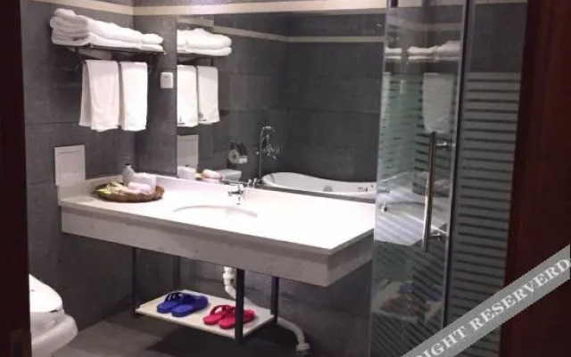 Rujia Huayi Select Hotel (Dali Yangbi County Cangshan West Road)