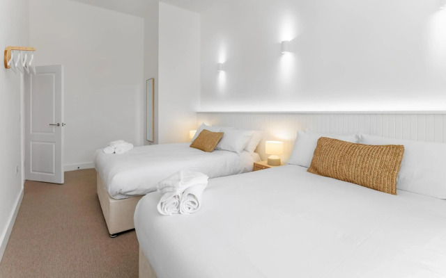 Air Host and Stay - 44 Renshaw