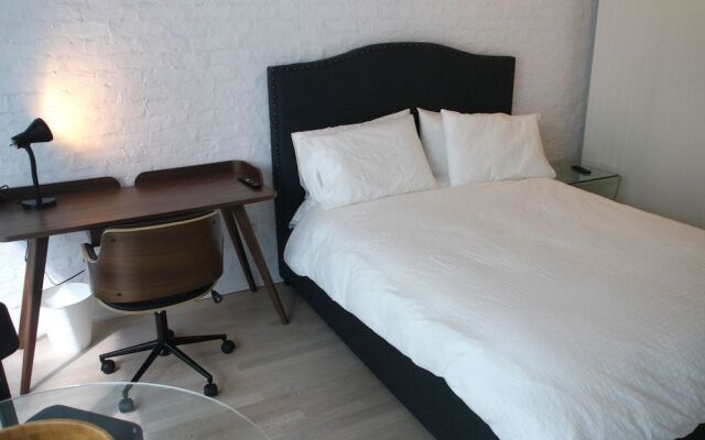 Stylish Condo in Amazing King West Area