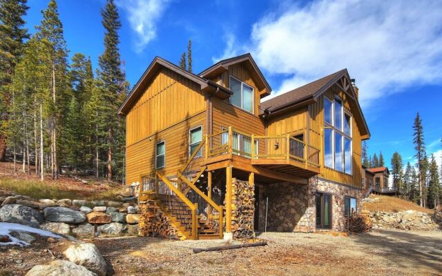 Mountain View Lodge 4 Bedroom Home by RedAwning