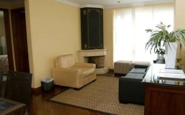 Lloyds Apartasuites Parque 93