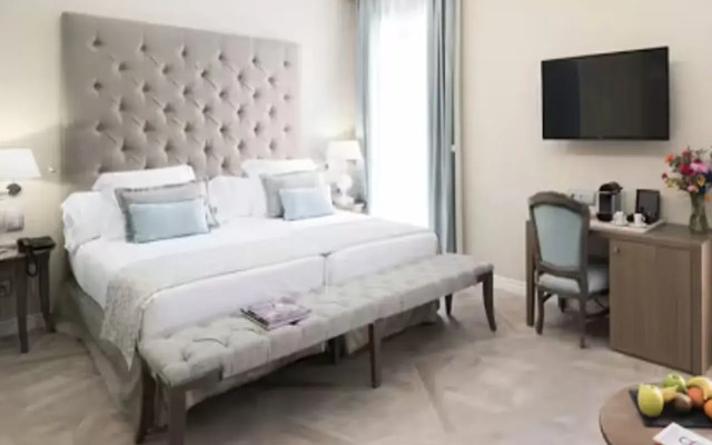Lamaro Hotel
