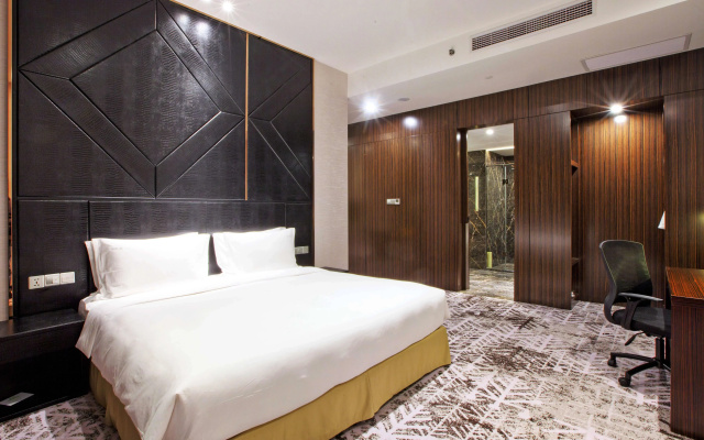 Отель Crowne Plaza Shanghai Jinshan 