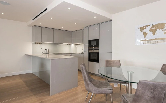 LUXURY Apartment Next to London RAF Museum