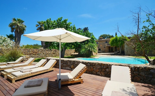 Villa in Buger With Pool and Scenic Views