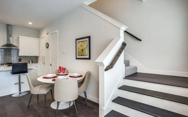 Modern Dallas TownHome 2 BR fully furnis