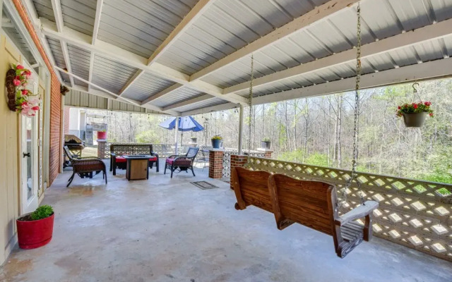 Seneca Abode w/ Furnished Deck < 10 Mi to Clemson!