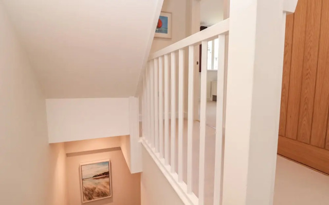 4 Court Terrace, Hillfield Village