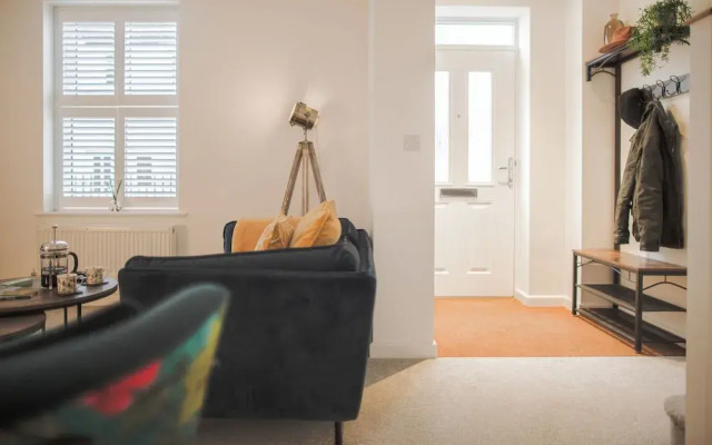 Stunning 2 BD with Patio & Free Parking