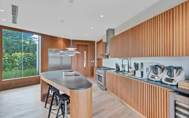 Modern 7BR Villa w Stunning Views of Golf Course