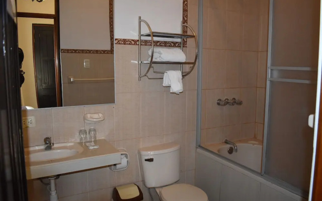 Colonial Plaza Hotel