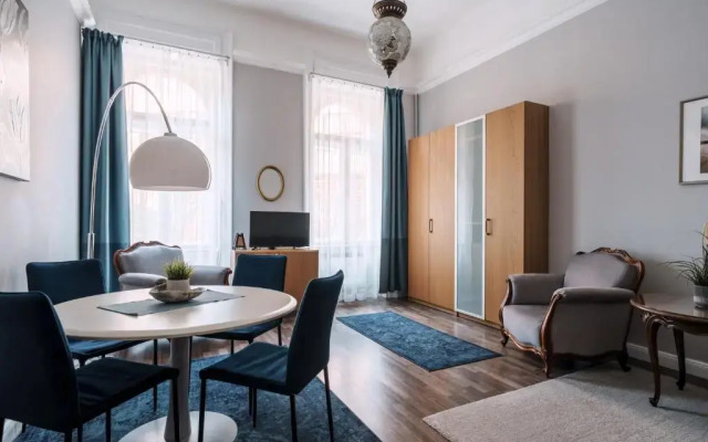 New York Cafe Apt in Center