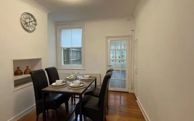 House - Sleeps 6 - Garden - Parking