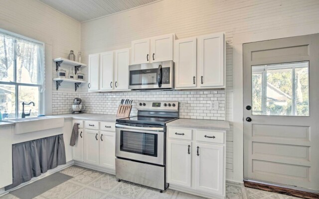 Charming 100-year-old Home < 1 Mi to Downtown