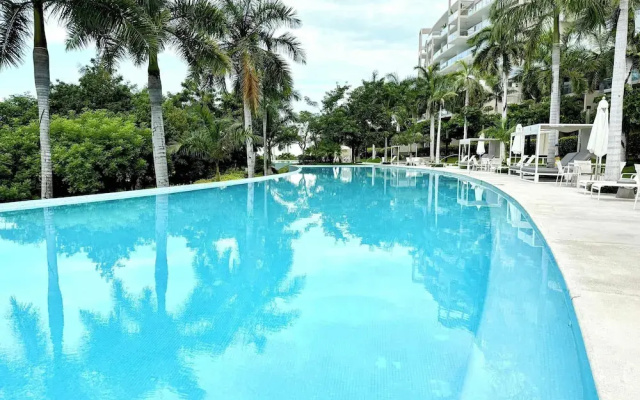 Luxury 2BR Bolongo Ocean View Private Beach