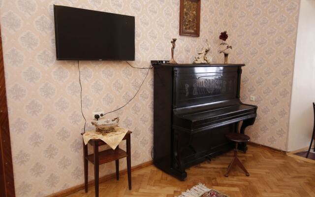 Leon Rooms