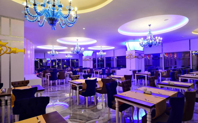 Azura Deluxe Resort & Spa