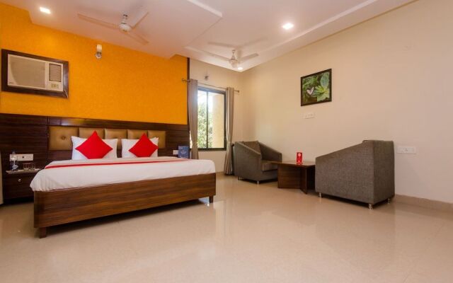 OYO 14376 Royal Park Residency