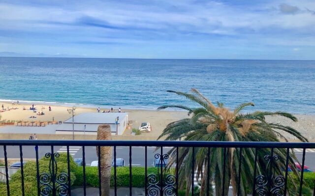 Leo Seaview Apartment