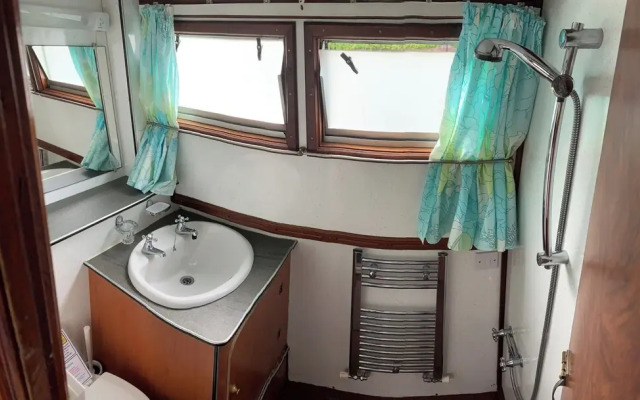 Stone - Boat - Sleeps 8 - Pet Friendly-85ws