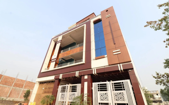 OYO 28244 Hotel The Green Town