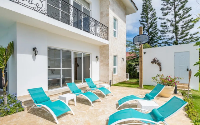 Amazing Private Villa with Chef & Maids