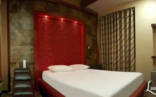 Hostal Lunarossa Suites