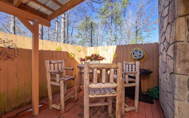 Bearfootin' 3 Bedroom Cabin by RedAwning