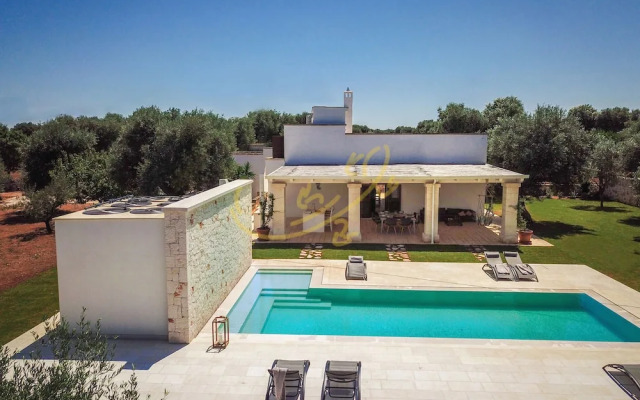 TD Villa Ricchiari Traditional Villa with Designer Pool