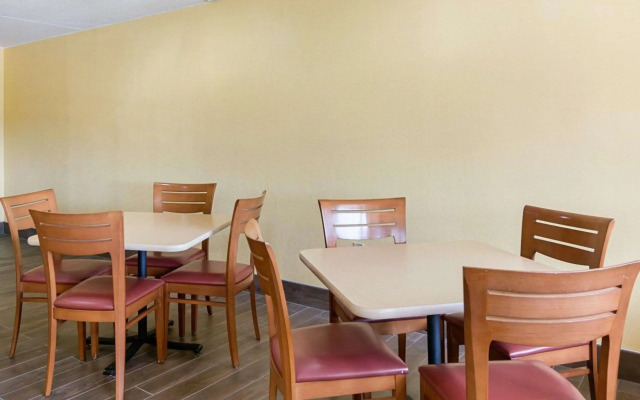 Rodeway Inn Joint Base Andrews Area