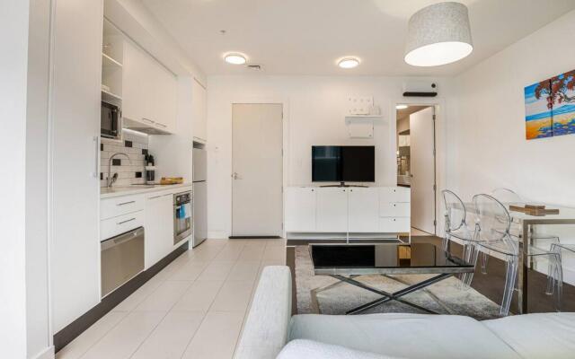 Bright & Modern Auckland Cbd Apartment