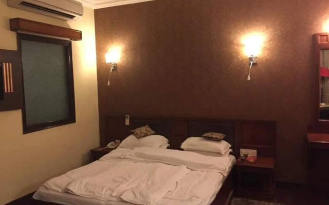 Monark Hotel